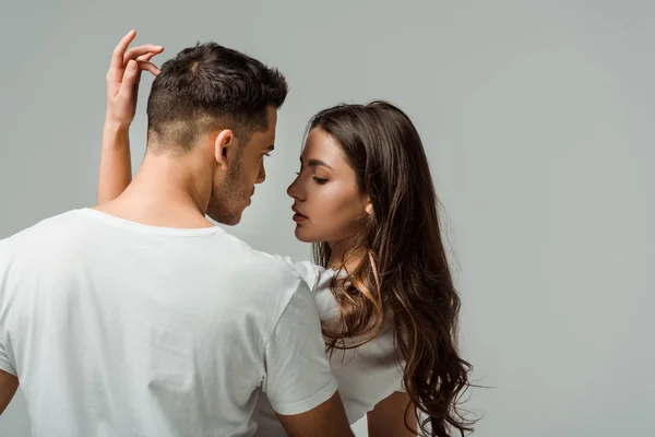 Tänzer in T-Shirts tanzen Bachata isoliert auf grau — Stockfoto