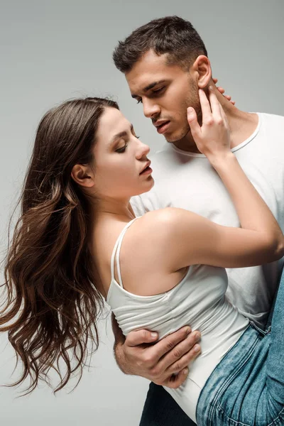 Attraktive und gut aussehende Tänzer tanzen Bachata isoliert auf grau — Stockfoto