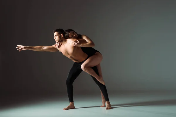 Danseurs sexy dansant contemporain sur fond sombre avec espace de copie — Photo de stock