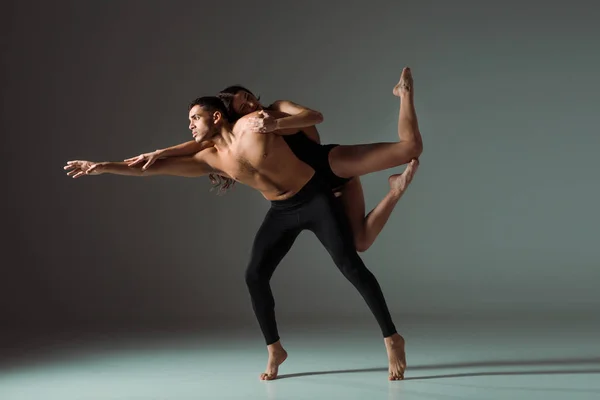 Bailarines sexy bailando contemporáneo sobre fondo oscuro con espacio de copia - foto de stock