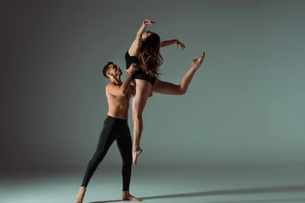 Bailarines sexy bailando contemporáneo sobre fondo oscuro con espacio de copia - foto de stock