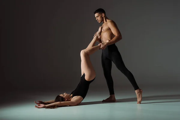 Bailarines sexy bailando contemporáneo sobre fondo oscuro con espacio de copia - foto de stock