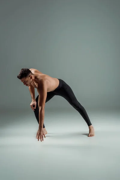 Bellissimo ballerino in leggings neri danza contemporanea su sfondo scuro — Foto stock