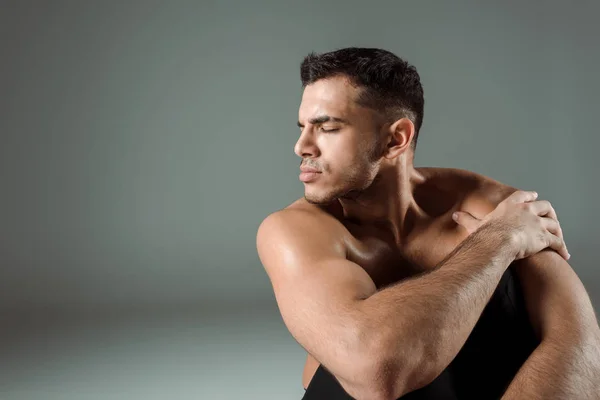 Hermosa bailarina con los ojos cerrados bailando contemporáneo sobre fondo gris - foto de stock