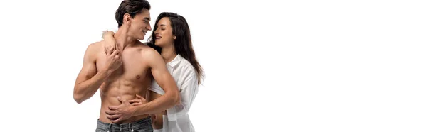 Tiro panorâmico de belo sexy jovem feliz casal abraço, isolado no branco — Fotografia de Stock