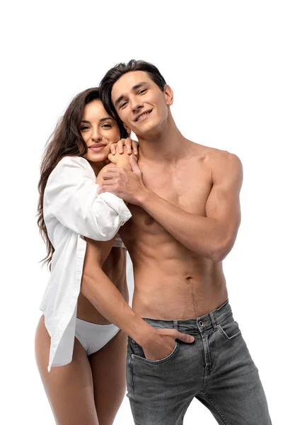 Belo casal sorridente abraçando em roupa interior, isolado em branco — Fotografia de Stock