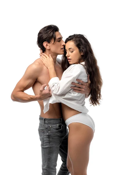 Красива пристрасна пара обіймається ізольовано на білому — стокове фото