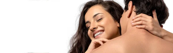 Panoramaaufnahme von sexy Mann küsst und umarmt lächelndes Mädchen, isoliert auf weiß — Stockfoto