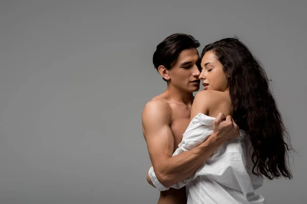 Belo sensual jovem casal abraço isolado no cinza — Fotografia de Stock