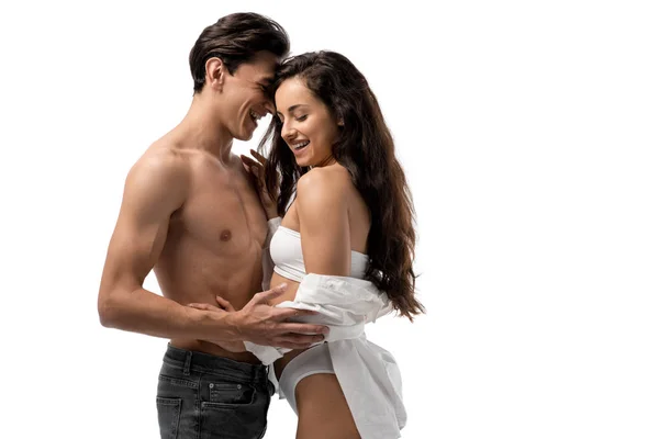 Красивая сексуальная пара смеется и обнимается, изолированные на белом — стоковое фото