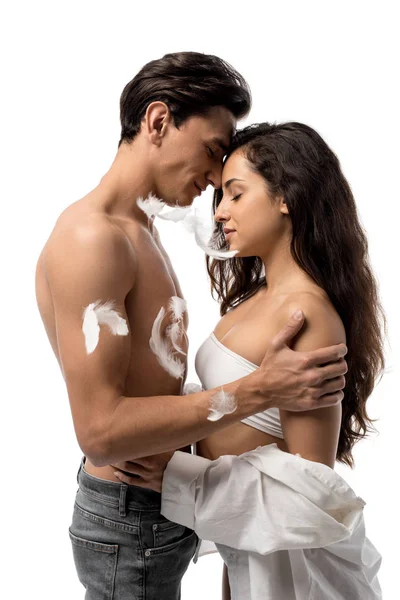 Beau ensemble couple câlin avec plumes isolé sur blanc — Photo de stock