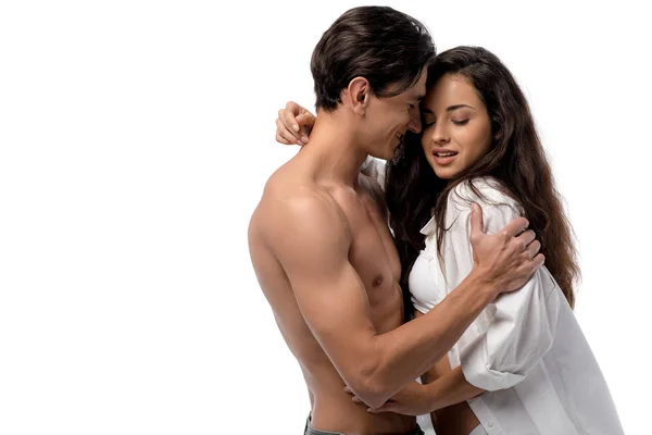 Hermosa sexy pareja sonriendo y abrazando, aislado en blanco - foto de stock