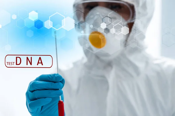 Foco seletivo do cientista fazendo teste de dna e perto da ilustração — Fotografia de Stock