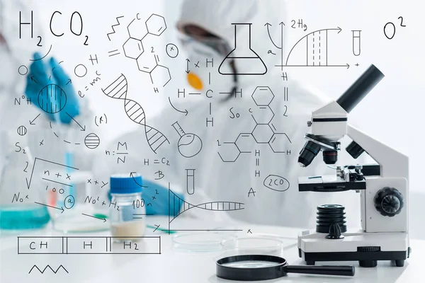 Foco selectivo de microscopio y lupa con ilustración de fórmulas - foto de stock
