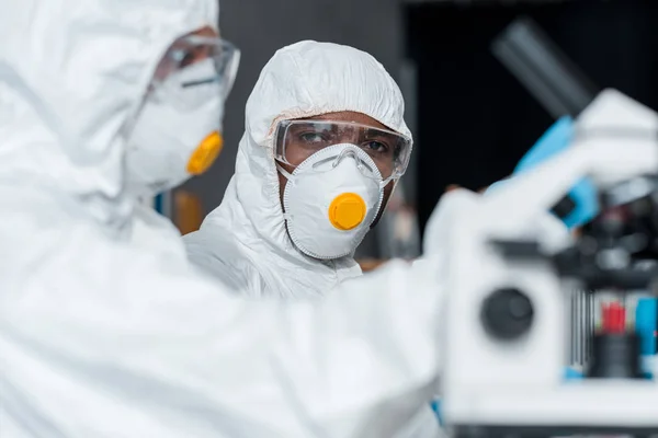 Foco seletivo do cientista afro-americano olhando para seu colega — Fotografia de Stock