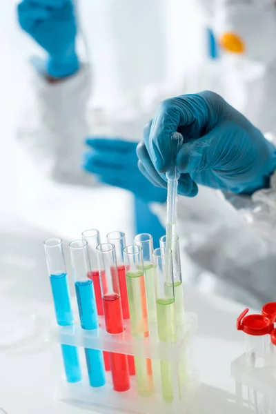 Vista recortada de los científicos haciendo prueba de ADN en el laboratorio - foto de stock