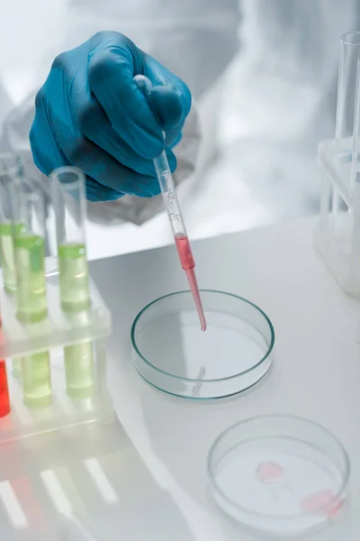 Vista ritagliata di scienziato in guanto di lattice facendo test del DNA in laboratorio — Foto stock