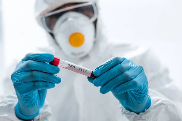 Enfoque selectivo del científico sosteniendo la prueba de ADN en el laboratorio - foto de stock