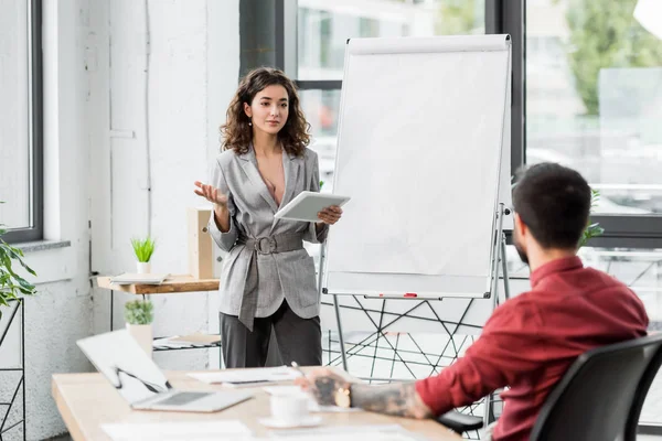 Selettivo account manager focus in possesso di tablet digitale e parlando con il collega — Foto stock