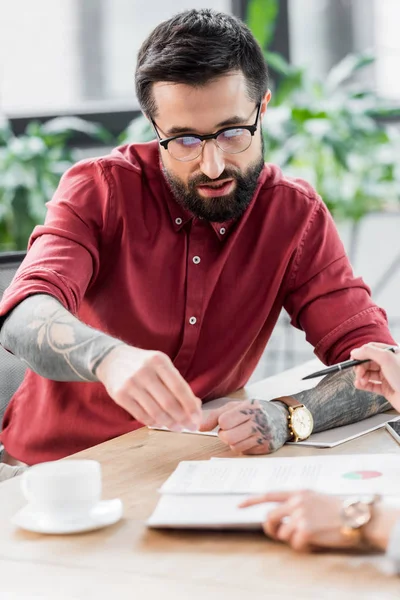 Account manager facendo scartoffie e parlando con il collega — Foto stock