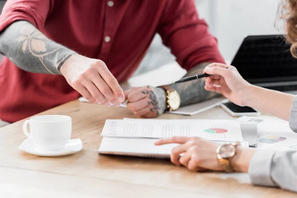 Abgeschnittene Ansicht von Kontoverwaltern, die Papierkram im Büro erledigen — Stockfoto