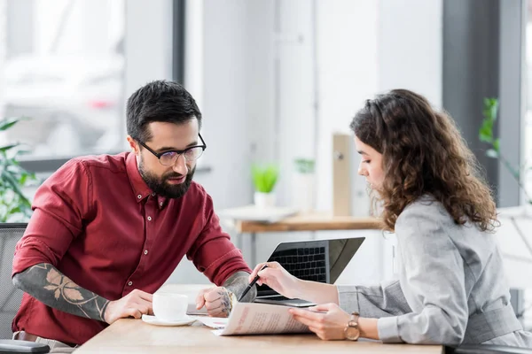 Account manager seduti a tavola e a fare scartoffie in ufficio — Foto stock