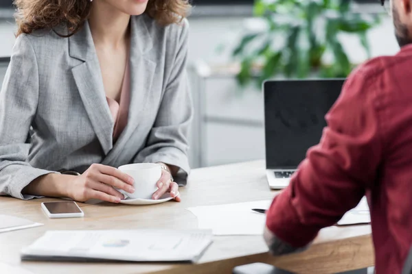 Ausgeschnittene Ansicht von Kontoverwaltern, die im Büro am Tisch sitzen — Stockfoto