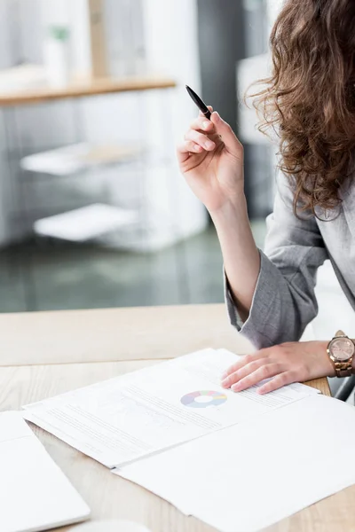 Ausgeschnittene Ansicht eines Kontomanagers, der am Tisch sitzt und Stift in der Hand hält — Stockfoto