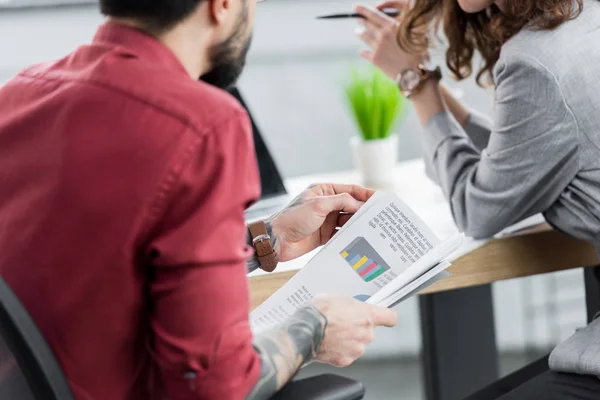 Vista recortada de los administradores de cuentas haciendo papeleo en la oficina - foto de stock