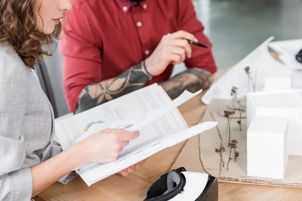 Visão recortada de arquitetos de realidade virtual fazendo papelada — Fotografia de Stock