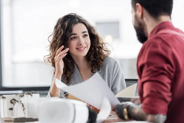 Selective focus of virtual reality architect talking with colleague — Stock Photo