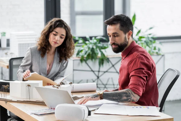 Virtual-Reality-Architekten erledigen Papierkram und nutzen Laptop — Stockfoto