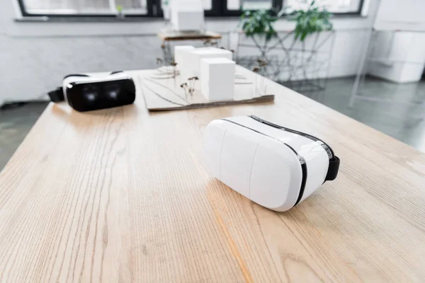 Foco selectivo de auriculares de realidad virtual en mesa de madera - foto de stock