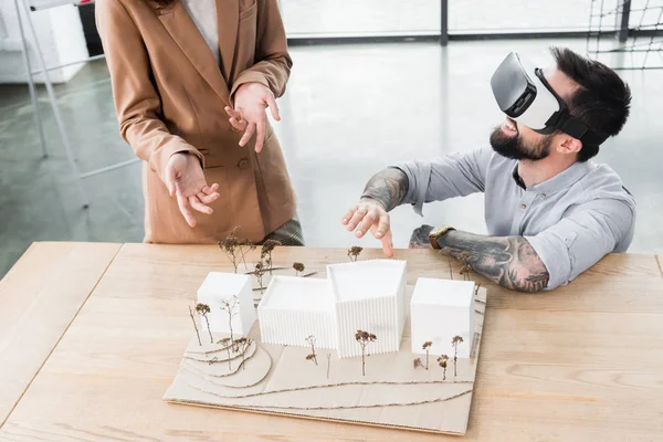 Arquiteto realidade virtual em fone de ouvido realidade virtual conversando com colega — Fotografia de Stock