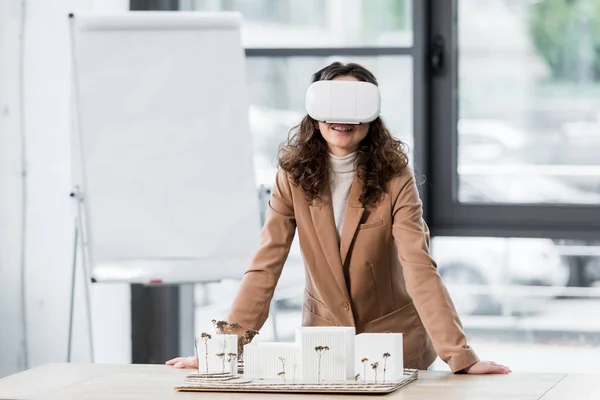 Усміхнений архітектор віртуальної реальності в гарнітурі віртуальної реальності — стокове фото