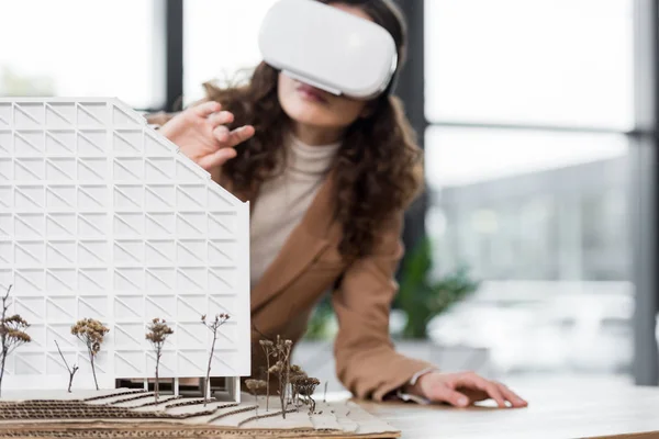 Enfoque selectivo del arquitecto de realidad virtual en auriculares de realidad virtual mirando el modelo de casa — Stock Photo