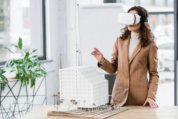 Arquitecto de realidad virtual en auriculares de realidad virtual en la oficina - foto de stock