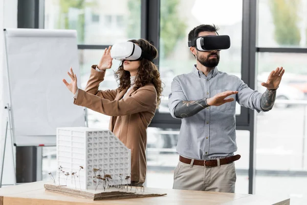 Arquitectos de realidad virtual en auriculares de realidad virtual en la oficina - foto de stock