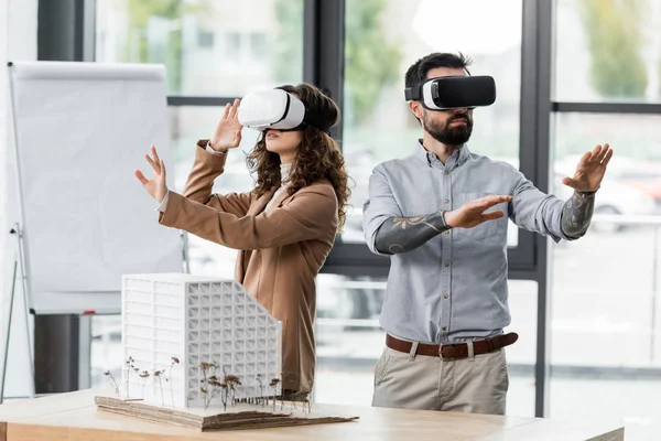 Arquitectos de realidad virtual en auriculares de realidad virtual en la oficina — Stock Photo