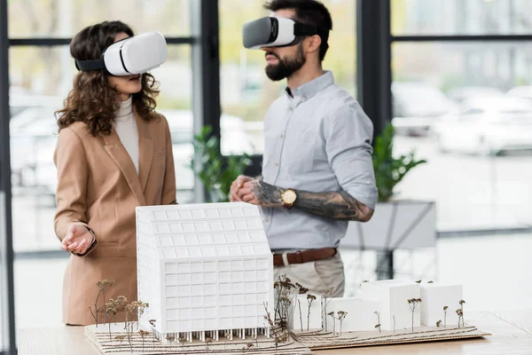Архітектори віртуальної реальності в гарнітурах віртуальної реальності говорять в офісі — стокове фото