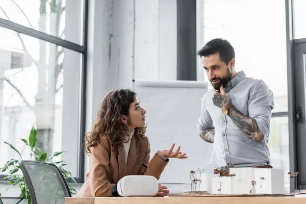 Arquitectos de realidad virtual atractivos y guapos hablando en la oficina - foto de stock