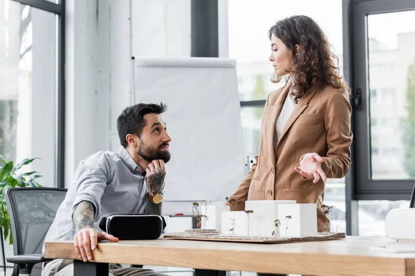 Virtual-Reality-Architekten reden und schauen einander im Büro an — Stockfoto