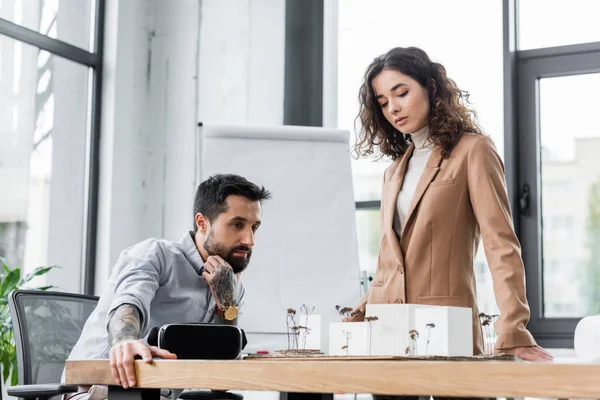 Architectes de réalité virtuelle regardant le modèle de maison dans le bureau — Photo de stock