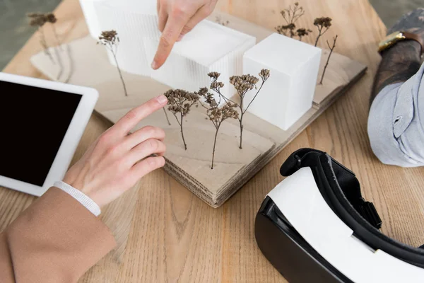 Visão recortada de arquitetos realidade virtual apontando com os dedos para o modelo de casa — Fotografia de Stock