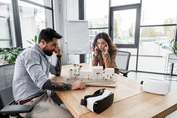 Arquitetos realidade virtual olhando para o modelo de casa no escritório — Fotografia de Stock