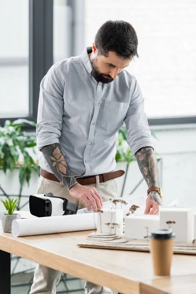 Bel architecte de réalité virtuelle regardant le plan dans le bureau — Photo de stock