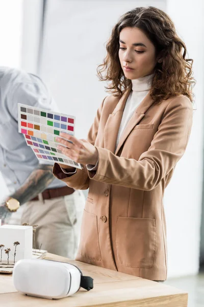 Messa a fuoco selettiva di architetto realtà virtuale guardando il layout dei colori — Foto stock