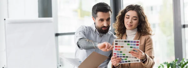 Colpo panoramico di architetti realtà virtuale parlando e guardando il layout dei colori — Foto stock