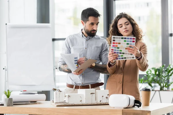 Architectes de réalité virtuelle regardant la mise en page des couleurs dans le bureau — Photo de stock