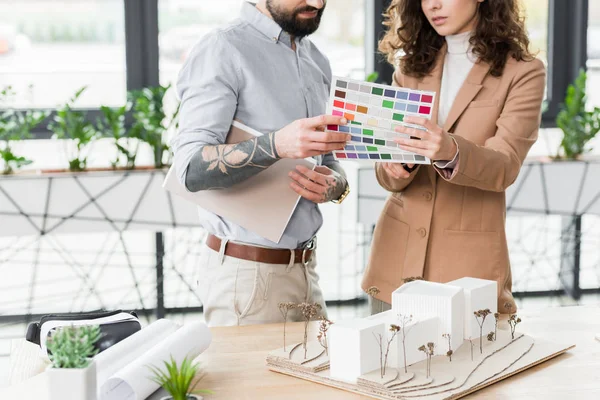 Abgeschnittene Ansicht von Virtual-Reality-Architekten, die sich das Layout der Farben ansehen — Stockfoto